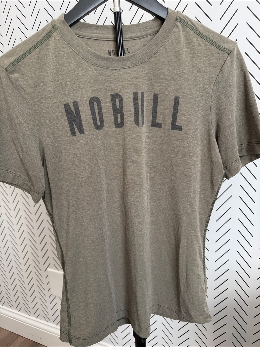 NOBULL Men's Short Sleeve Logo Tee - Olive Green